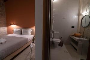 Bilik mandi di Petra & Fos Boutique Hotel & Spa