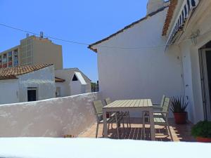 Una mesa y sillas en el balcón de una casa. en Pura Vida, en Torremolinos
