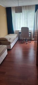 Habitación con 2 camas, escritorio y silla. en Ivka en Gabrovo