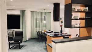 een keuken met een tafel en stoelen in een kamer bij Apartment Tomic Krk in Krk