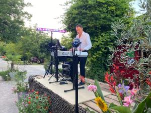 Camping La Ferme de Perdigat外面的花园