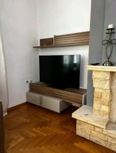 een woonkamer met een grote flatscreen-tv in een kamer bij Kouros Kalamitsa in Kavala