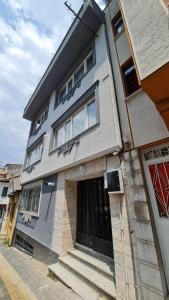 un edificio gris con una puerta y escaleras en una calle en Cozy Spacious near Green Mosque, en Yıldırım