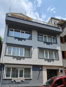 een wit gebouw met veel ramen aan een straat bij Cozy Spacious near Green Mosque in Yıldırım