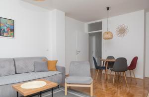 ein Wohnzimmer mit einem Sofa und einem Tisch in der Unterkunft City Center Condo Vranje in Vranje