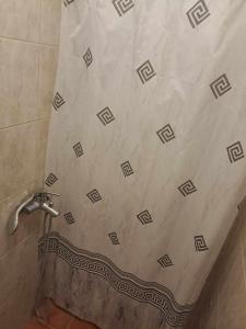 La salle de bains est pourvue d'une douche et de carrelage. dans l'établissement apartman ANAMI, à Bar