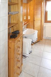 a bathroom with a sink and a bath tub at Basaltikum in Mendig