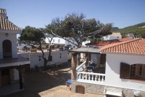 an aerial view of a house with a roof at Hostal Mar de Frente in Los Caños de Meca
