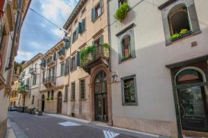 维罗纳[BorsariHouse] Wifi & SmartTV的城市中一条小巷,有建筑