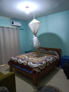 1 dormitorio con 1 cama con lámpara. en Appartement 2 chambres Yoff Virage Dakar Senegal en Dakar