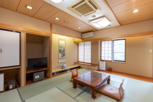 天然温泉白川郷の湯にあるテレビまたはエンターテインメントセンター
