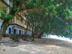 um edifício na praia com árvores em frente em Condo In Carita - 9202B em Carita