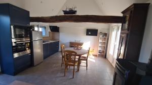 cocina con mesa y sillas en una habitación en Clos Marie-Louise, en Offranville