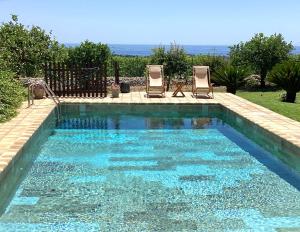 basen z 2 krzesłami i basen w obiekcie Authentic Sicilian Charm, pool, sea view, wi-fi & parking w mieście Avola