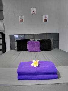 Postel nebo postele na pokoji v ubytování RINA Guest House Pacitan