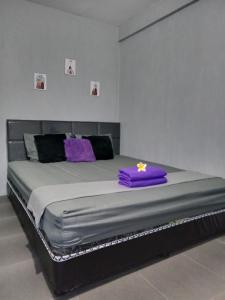 Postel nebo postele na pokoji v ubytování RINA Guest House Pacitan