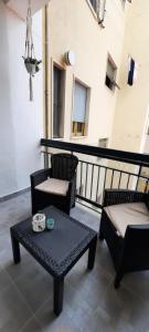 een balkon met 2 stoelen en een salontafel bij Casa Felice 67 in Termoli