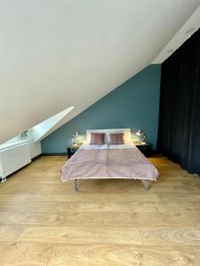 ein Schlafzimmer mit einem Bett mit rosa Bettwäsche in der Unterkunft SKY Apartments in Kaunas