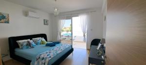 Postel nebo postele na pokoji v ubytování Nissi 3 Pool View Apartment