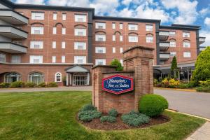 スタンフォードにあるHampton Inn & Suites Stamfordの建物の前に看板があるホテル