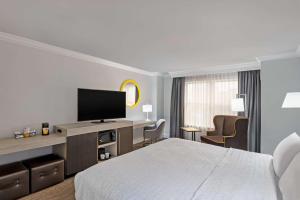Habitación de hotel con cama y TV de pantalla plana. en Hampton Inn & Suites Stamford, en Stamford