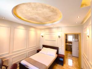 a room with a bed with a large ceiling at Villa Miltiadis GreeceFyloxenia in Volos