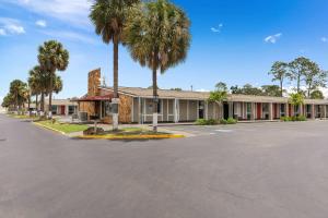 een lege parkeerplaats voor een motel bij Super 8 by Wyndham Kissimmee-Orlando in Orlando