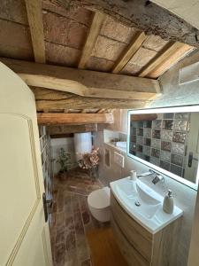 een badkamer met een witte wastafel en een toilet bij Apartment Luka in Rovinj +27 foto's