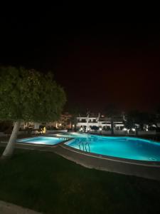 una gran piscina azul por la noche en Sea view apartment 2 BR costa blanca en Orihuela