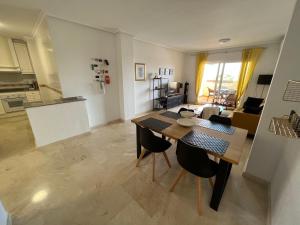 cocina y sala de estar con mesa y sillas en Sea view apartment 2 BR costa blanca, en Orihuela