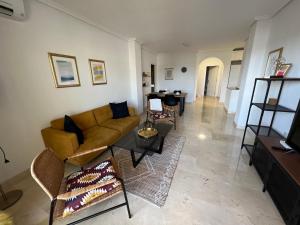 uma sala de estar com um sofá e uma mesa em Sea view apartment 2 BR costa blanca em Orihuela