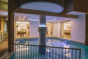 Bassenget på eller i nærheten av Theo Beach Hotel Apartments