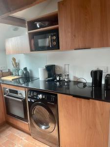 イエールにあるLoft apartment at Villa Leonieの洗濯機と電子レンジ付きのキッチン +10枚の写真