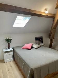 Un dormitorio con una cama con almohadas rosas. en Loft apartment at Villa Leonie en Hyères