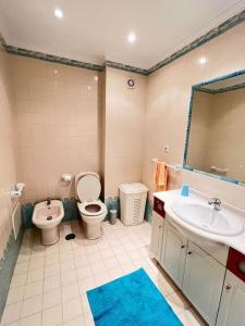 y baño con lavabo, aseo y espejo. en T2 Ocean View House en Ericeira