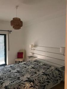 1 dormitorio con 1 cama grande en una habitación en T2 Ocean View House en Ericeira