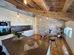 een keuken en eetkamer met een tafel en stoelen bij Apartment Luka in Rovinj