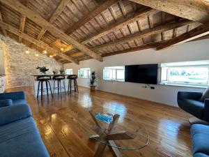 een woonkamer met een blauwe bank en een glazen tafel bij Apartment Luka in Rovinj