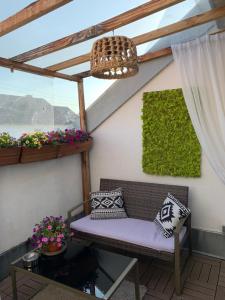 a balcony with a bench and flowers and a window at Gemütliches & schönes Apartment in Ichenhausen
