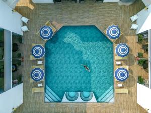 a large swimming pool with a person in the water at Residence Picalè in Alghero