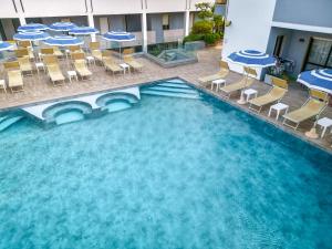 an overhead view of a pool with chairs and tables at Residence Picalè in Alghero