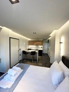 1 dormitorio con cama blanca y escritorio en InLofts, en Afitos