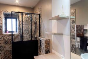 a bathroom with a shower and a sink at Chambre d'hôte sur la presqu'île sauvage in Trédarzec