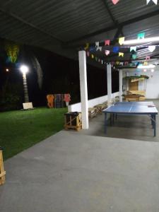 a ping pong table in a garage at night at Sítio Gacied in Suzano