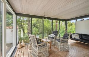 Sønder YdbyにあるStunning Home In Thyholm With 3 Bedrooms, Sauna And Wifiの椅子・スクリーン付きポーチ