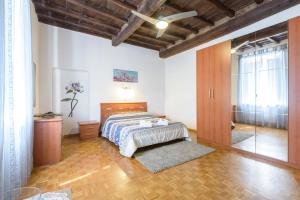 una camera da letto con un letto e una grande finestra di Casa Tua a Monti a Roma