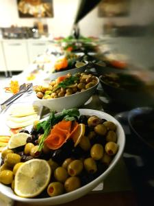 una mesa con tazones de aceitunas y hortalizas. en Regno Hotel, en Estambul