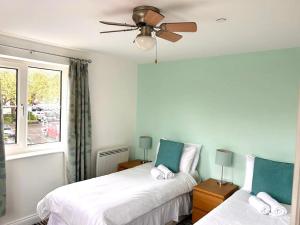 グラストンベリーにあるInn Glastonbury - Self Cateringのベッドルーム1室(ベッド2台、窓付)