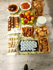 una mesa cubierta con muchos tipos diferentes de comida en Regno Hotel, en Estambul