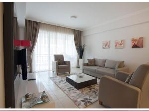 - un salon avec un canapé et une télévision dans l'établissement Akropol termal tesis, à Beypazarı